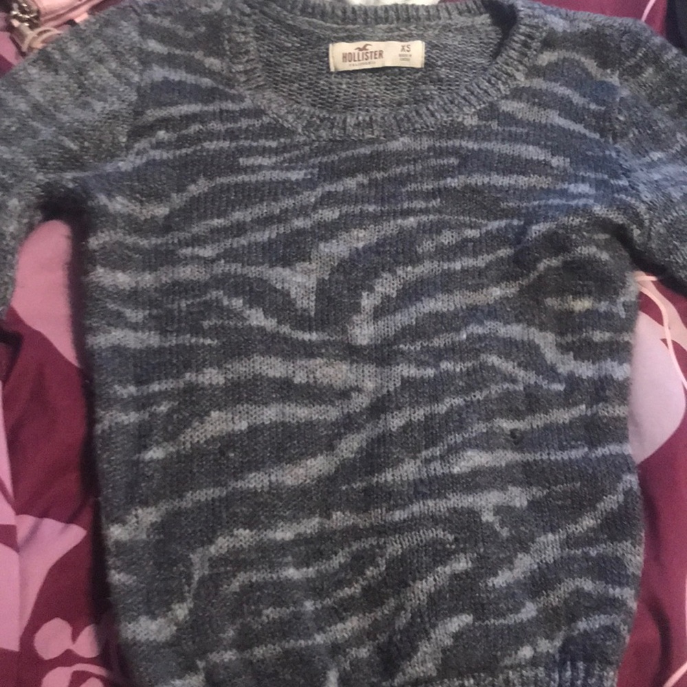 On sleeve Grey and  black crop top